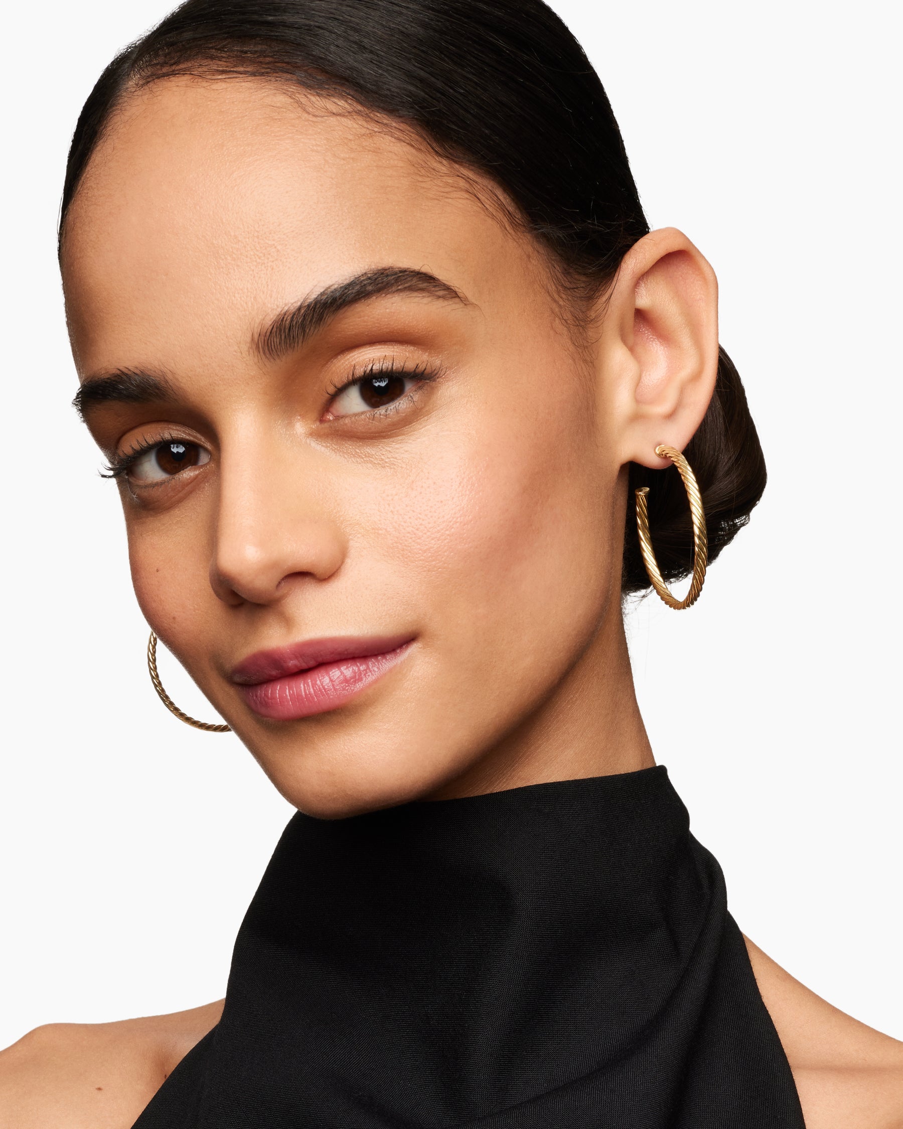Cablespira Hoop Earrings in 18K Yellow Gold, 1.5in - Image 2