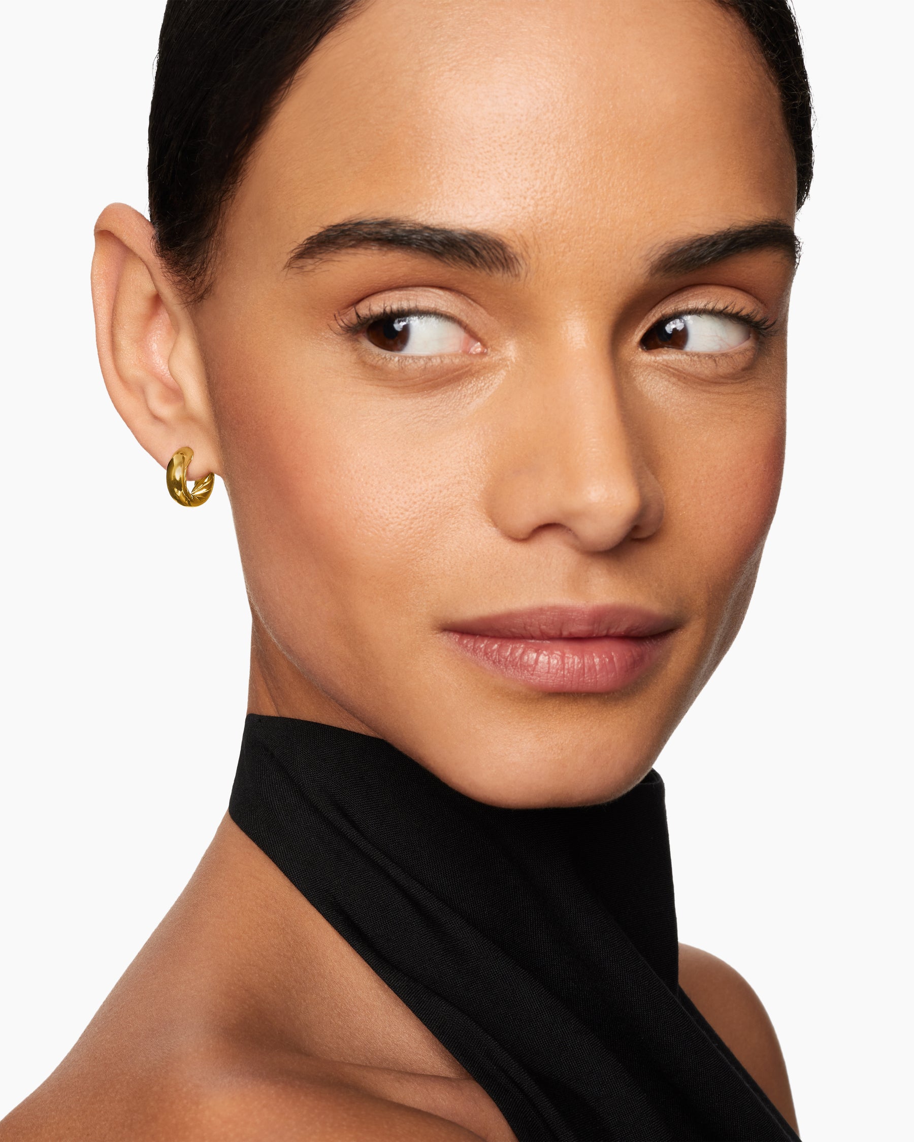 DY Mercer Micro Hoop Earrings in 18K Yellow Gold, 13.4mm - Image 6