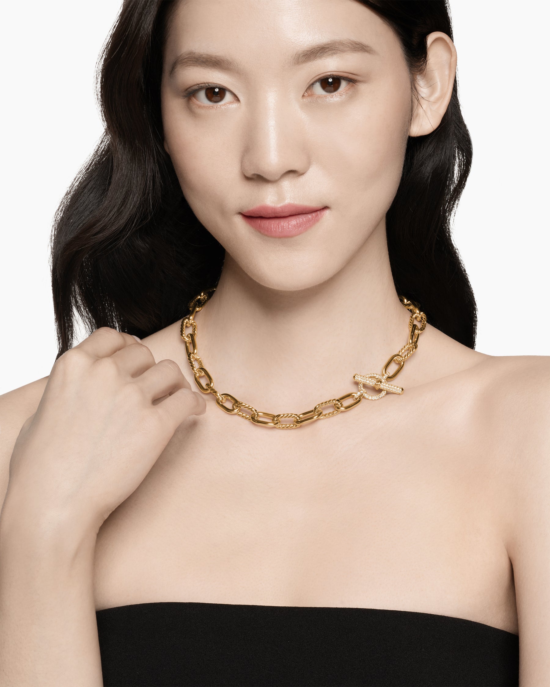DY Madison Toggle Chain Necklace in 18K Yellow Gold with Diamonds, 11mm - Image 2