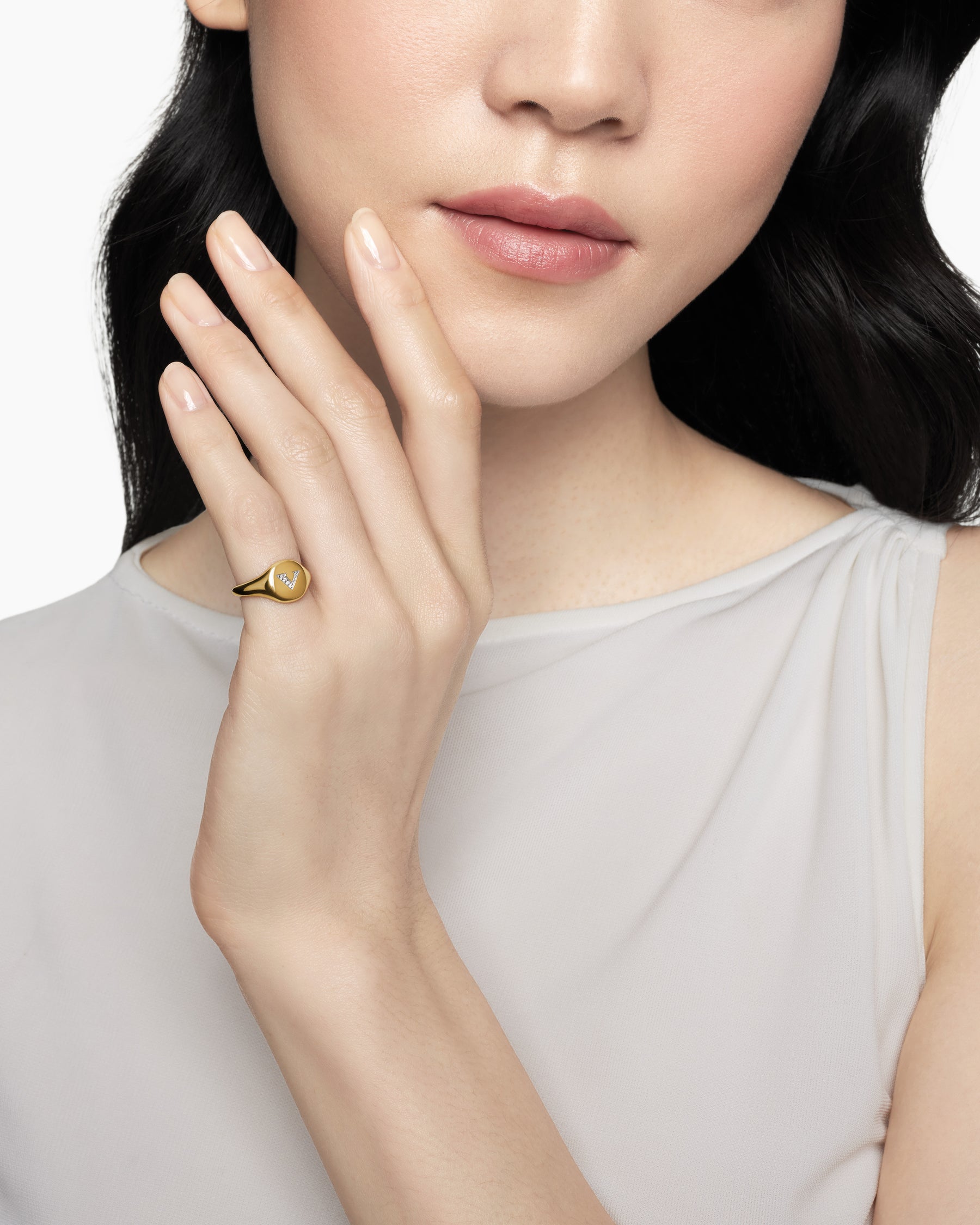 DY Initial Pinky Ring in 18K Yellow Gold with Diamond V, 9.8mm - Image 7