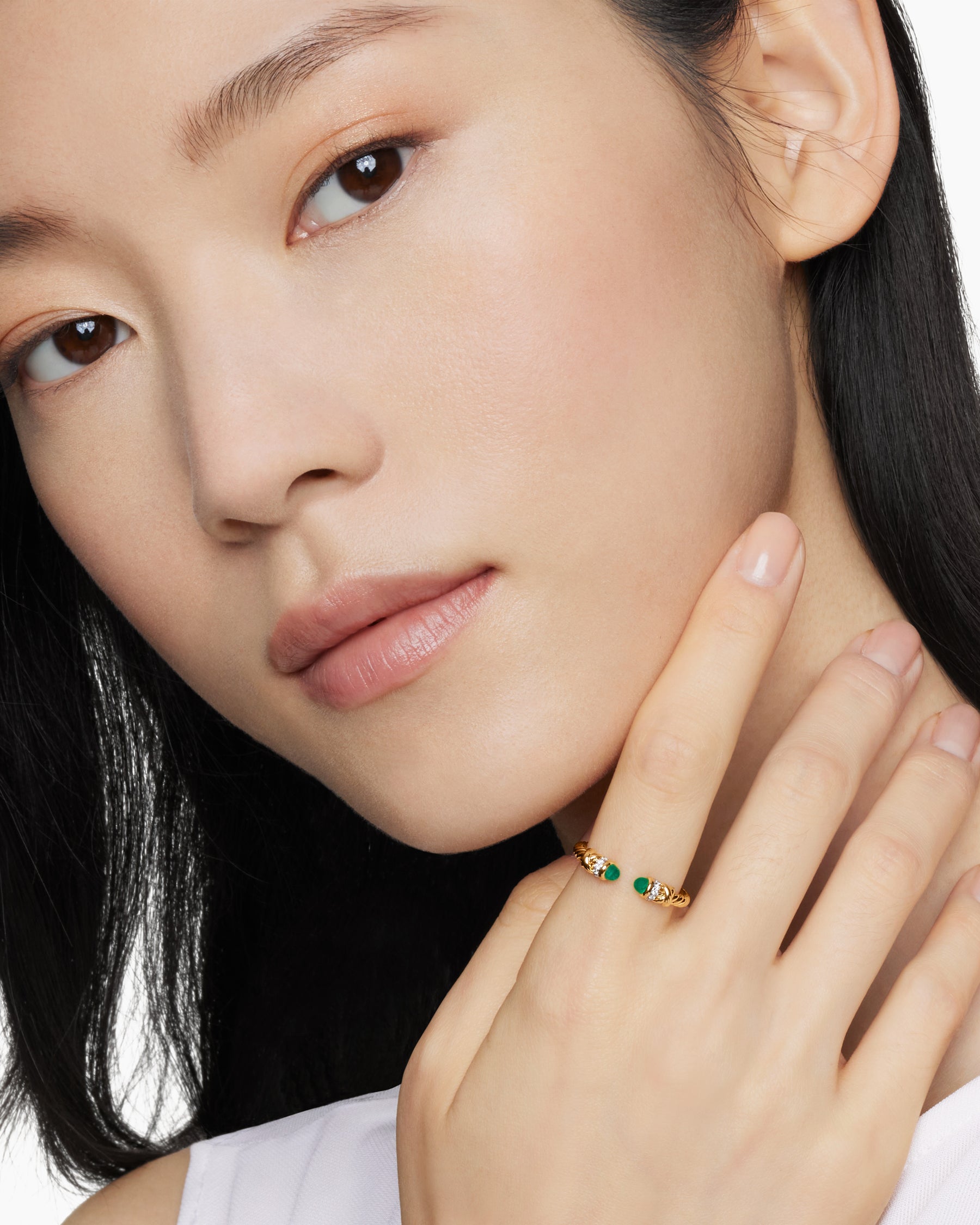 Petite Helena Ring in 18K Yellow Gold with Emeralds and Diamonds, 2.5mm - Image 8