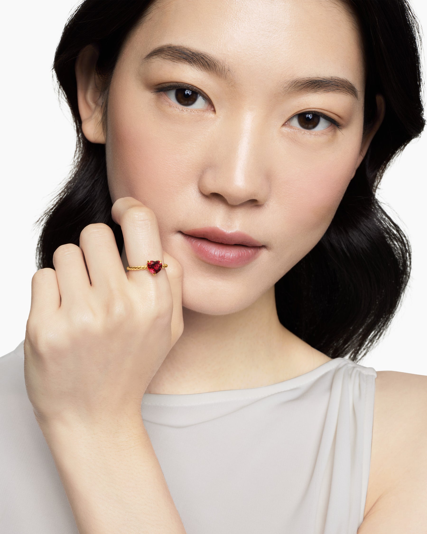 Chatelaine Heart Ring in 18K Yellow Gold with Garnet, 7mm - Image 2