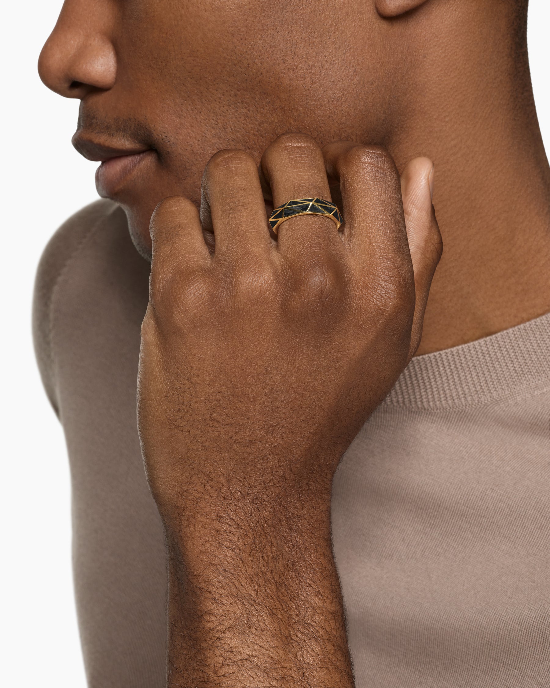 Faceted Band Ring in 18K Yellow Gold with Forged Carbon, 6.2mm - Image 2